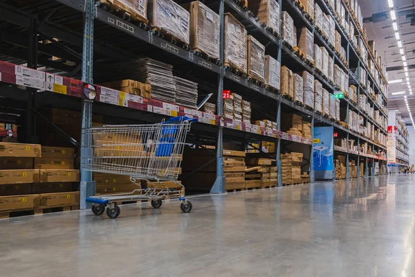 Sebuah gerobak di lorong gudang di toko IKEA — Stok Foto