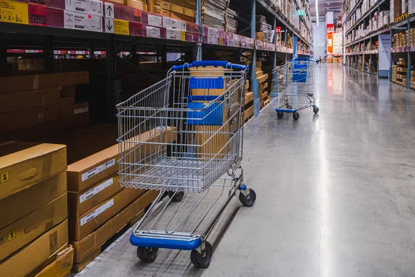 2 gerobak di lorong gudang di sebuah toko IKEA — Stok Foto