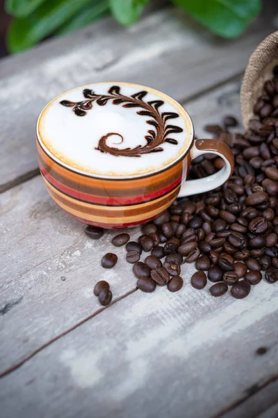 Café Cappuccino quente na mesa de madeira velha — Fotografia de Stock