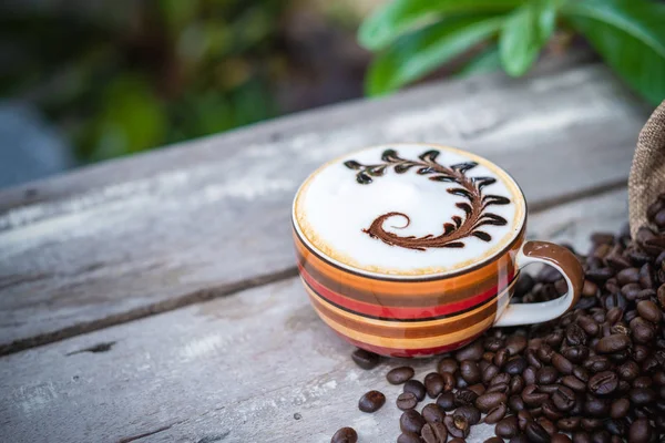 Café Cappuccino quente na mesa de madeira velha — Fotografia de Stock