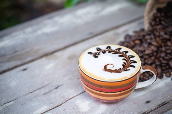 Café Cappuccino quente na mesa de madeira velha — Fotografia de Stock