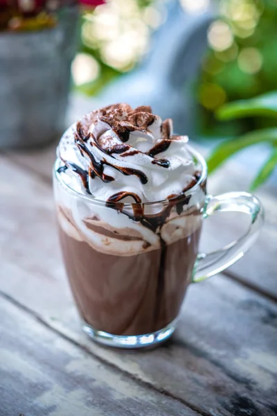Chocolate caliente cacao en taza de vidrio con crema batida — Foto de Stock