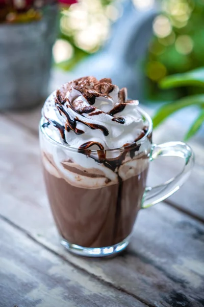 Cacau de chocolate quente em caneca de vidro com chantilly — Fotografia de Stock