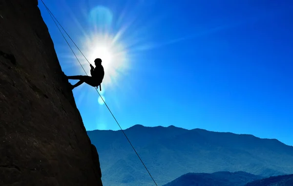 Silhouette Scalatore Roccia Sopra Cielo Blu Soleggiato — Foto Stock