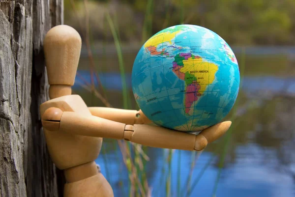 Trä Doll Man Figur Som Håller Jorden Jordklotet Avskogning Australien — Stockfoto