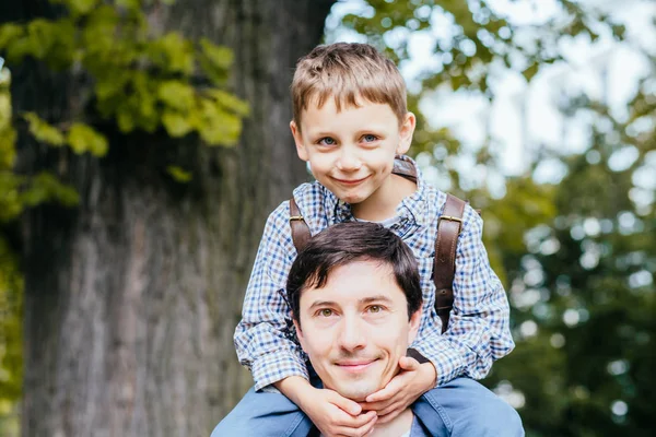 Mijn vader is de beste metgezel om te spelen — Stockfoto