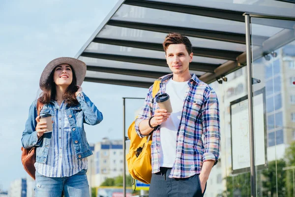 Extraños chica y chico esperando el autobús en la calle al aire libre . — Foto de Stock