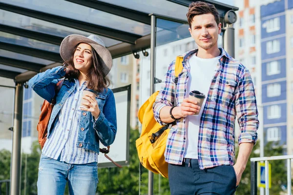 El tipo en la parada de autobús mirando a la chica de pie junto a él, esperando tranvía, amor a primera vista sentimientos concepto. Un hombre guapo pensando en cómo conocerse. Atracción femenina . — Foto de Stock