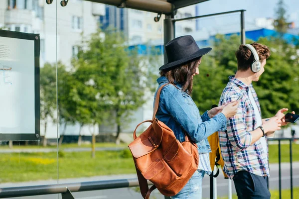 Feliz europeo viajero pareja bloggers hombre y mujer extraños tomando selfie con teléfonos inteligentes en parada de tranvía durante las vacaciones de verano viaje aventura . — Foto de Stock