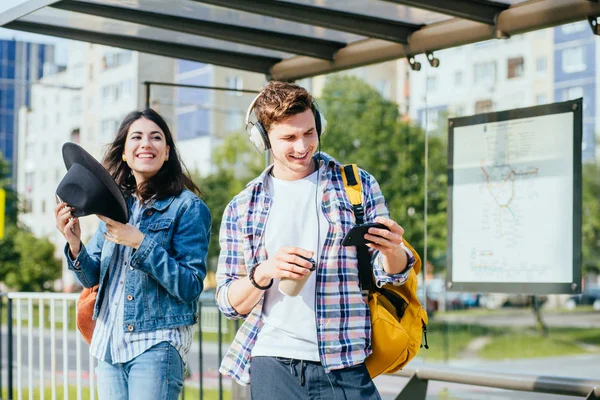 Estudiantes mientras descansan sentados en las escaleras de la universidad usando teléfonos móviles y sin prestarse atención unos a otros — Foto de Stock