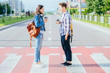 Bir gün kapalı bir yürüyüş mutlu bir genç ailenin bir resim. Mutlu bir aile bir yaya geçidinde yolun karşısına geçiyor