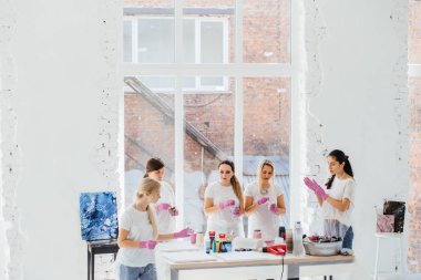 Yaratıcılık için sanat alanı. Takım çalışması sanat terapisi konsepti.