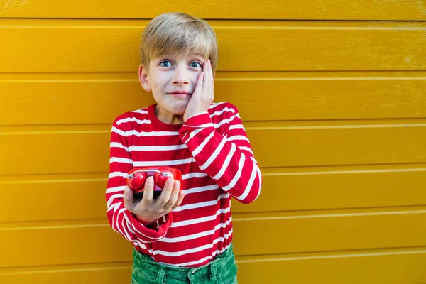 Portret van een knappe jongen in rood shirt met rode streep — Stockfoto