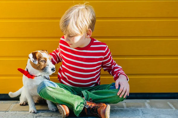 Ongelukkige trieste tiener sitiing op de grond met zijn hond Jack Russell Terrier — Stockfoto