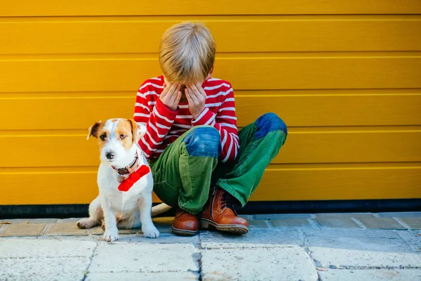 Ongelukkige trieste tiener sitiing op de grond met zijn hond Jack Russell Terrier — Stockfoto
