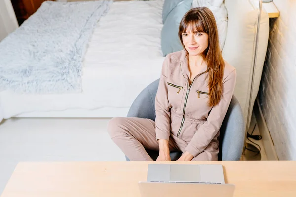 Vista Superior Mujer Freelancer Mirando Cámara Mientras Utiliza Ordenador Portátil — Foto de Stock