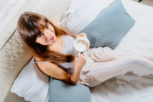 Aantrekkelijke Jonge Brunette Een Pyjama Met Een Kop Koffie Terwijl — Stockfoto