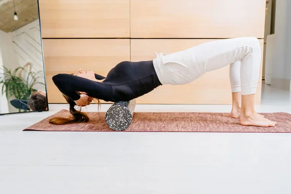 Beautiful Young Caucasian Female Sportswoman Uses Foam Roller Self Massage — Stock Photo, Image