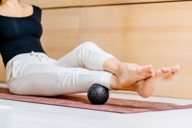 Tanınmayan bir kadın kas ağrısı için spor sonrası kas ağrısı, yüksek yoğunluktaki egzersizler ve ofiste oturduktan sonra fiziksel ve zihinsel çaba kullanıyor..