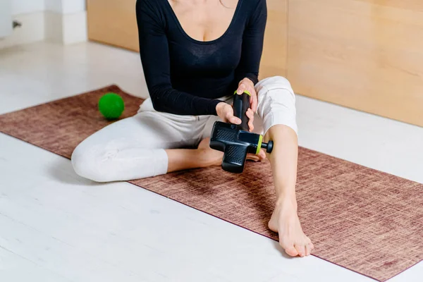 Unrecognizable Woman Sitting Home Mat Massaging Leg Massage Percussion Device — Stock Photo, Image