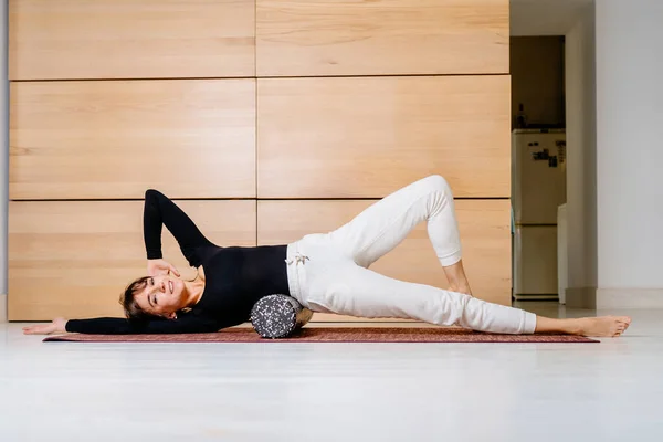 Brunette Female Yoga Pilates Instructor Black Shirt White Trousers Costume — Stock Photo, Image