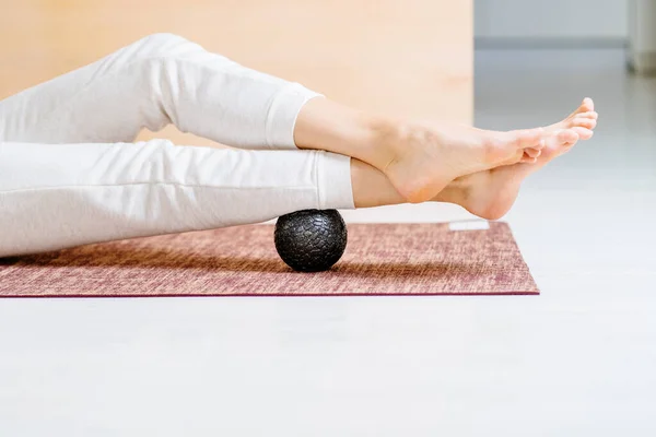 Mulher Irreconhecível Usando Bola Massagem Para Dor Muscular Após Exercício — Fotografia de Stock