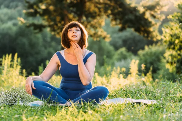 Middle Age Woman Relaxing Green Grass Yoga Exercise Morning Routine — Stock Photo, Image