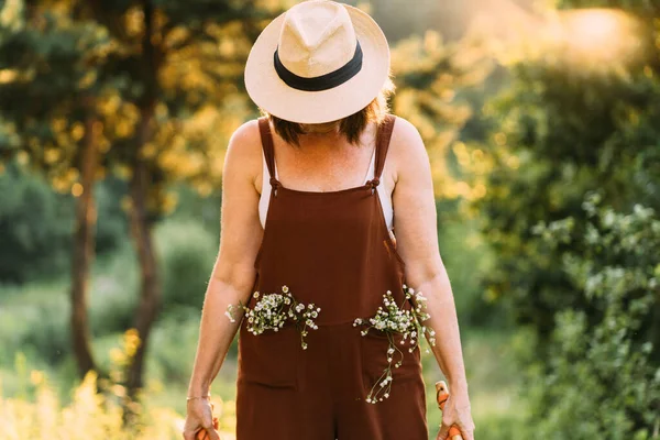 Mujer Madura Sombrero Relajante Naturaleza Trabajadora Jardinera Overol Con Flores —  Fotos de Stock