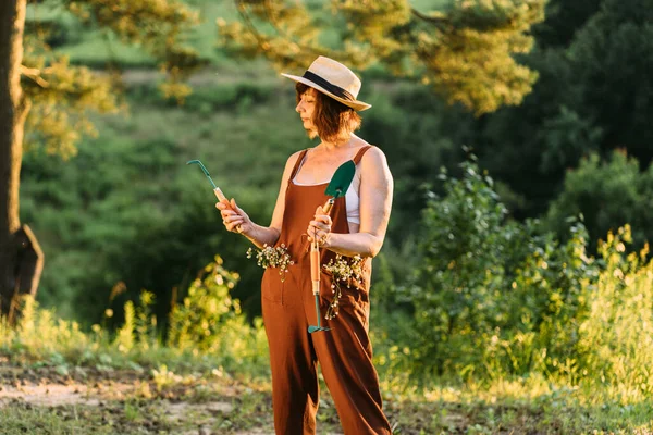 Femme Mûre Chapeau Paille Relaxant Dans Nature Ouvrière Jardinière Salopette — Photo