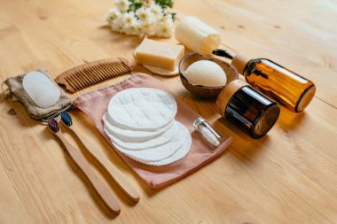 Çevre dostu banyo aksesuarları, yeniden kullanılabilir süngerler, diş pudrası, diş fırçası, bez, sünger, masaj fırçası, saç tarağı. Üst Manzara. Sıfır atık.