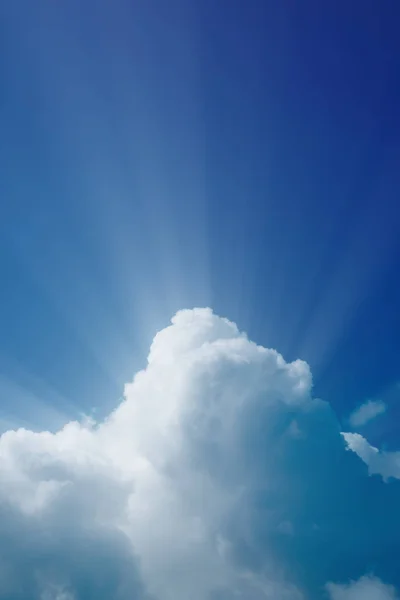 Солнечный Луч Сквозь Туман Голубом Небе — стоковое фото