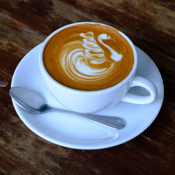 Caffè caldo al moka sul tavolo — Foto Stock