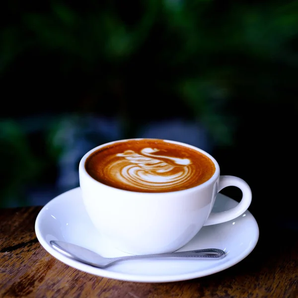 Caffè caldo al moka sul tavolo — Foto Stock