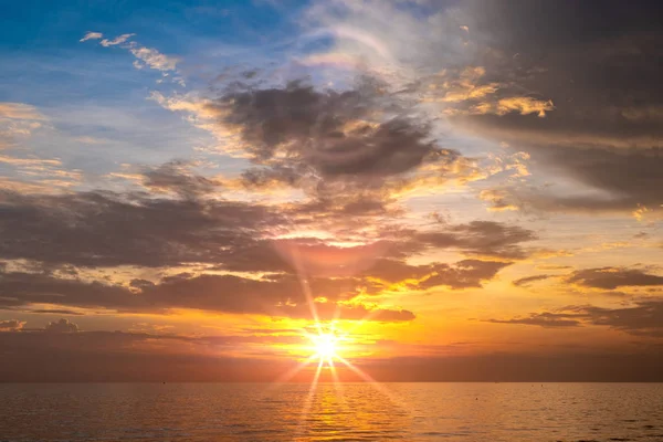 Schöner Sonnenuntergang am Strand — Stockfoto