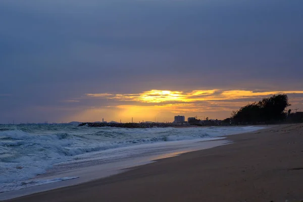 Schöner Sonnenuntergang am Strand — Stockfoto