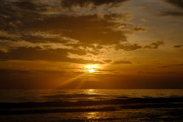 Belle plage coucher de soleil — Photo