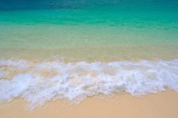 Красивая океанская волна на песчаном пляже — стоковое фото