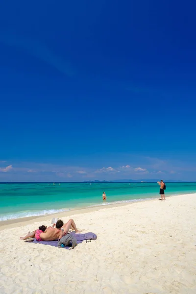 Paar relexing op het strand van Koh Lipe, Thailand, in maart 26, 2019 — Stockfoto