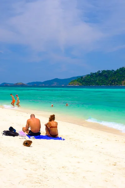 Пара, выпускающая на пляже Ко Липе, Таиланд, 26 марта 2019 года — стоковое фото