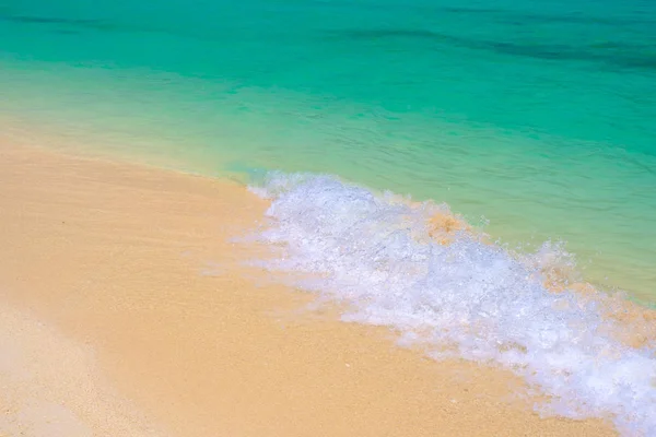 Morbida bella onda oceanica sulla spiaggia sabbiosa — Foto Stock