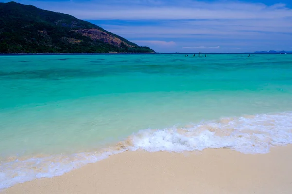 Miękka piękna fala oceanu na piaszczystej plaży — Zdjęcie stockowe