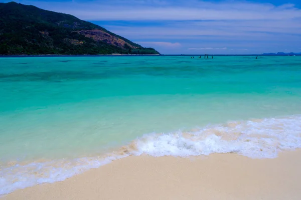 Morbida bella onda oceanica sulla spiaggia sabbiosa — Foto Stock