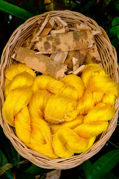 Gula raw silk tråd — Stockfoto