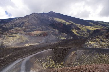 Bazı kraterler görünümünü İtalya Sicilya'da Etna Yanardağı üzerinde