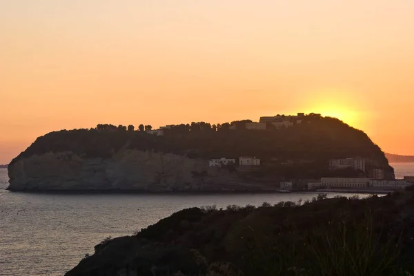 Ηλιοβασίλεμα Πίσω Από Νησί Νησίδα Στη Νάπολη Της Ιταλίας — Φωτογραφία Αρχείου