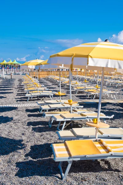 Detalles Las Camas Playa Sombrillas Italia — Foto de Stock