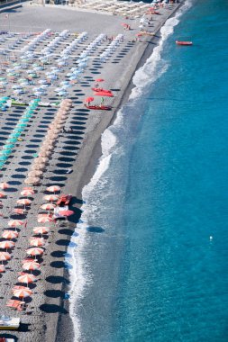 İtalya 'da donanımlı bir plaj manzarası