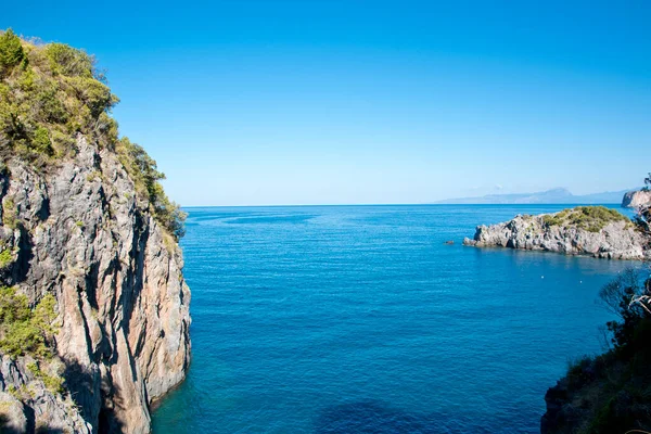イタリアのカラブリア州のティレニア海の崖 — ストック写真