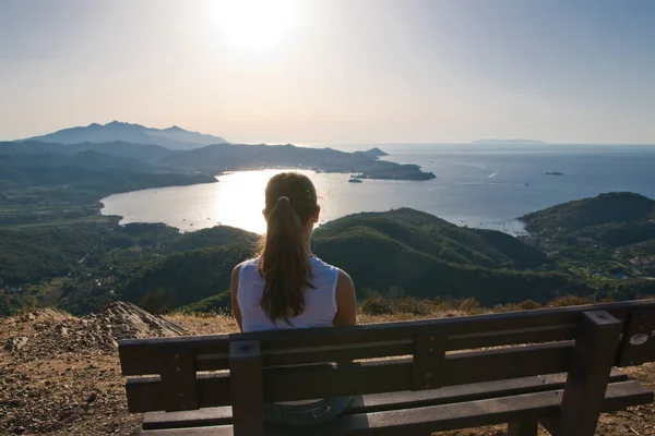 Ένα Κοριτσάκι Βλέπει Ένα Ηλιοβασίλεμα Στο Νησί Έλμπα Της Ιταλίας Royalty Free Φωτογραφίες Αρχείου