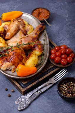 Çatal ve bıçak taş zemin üzerine kavrulmuş tavuk